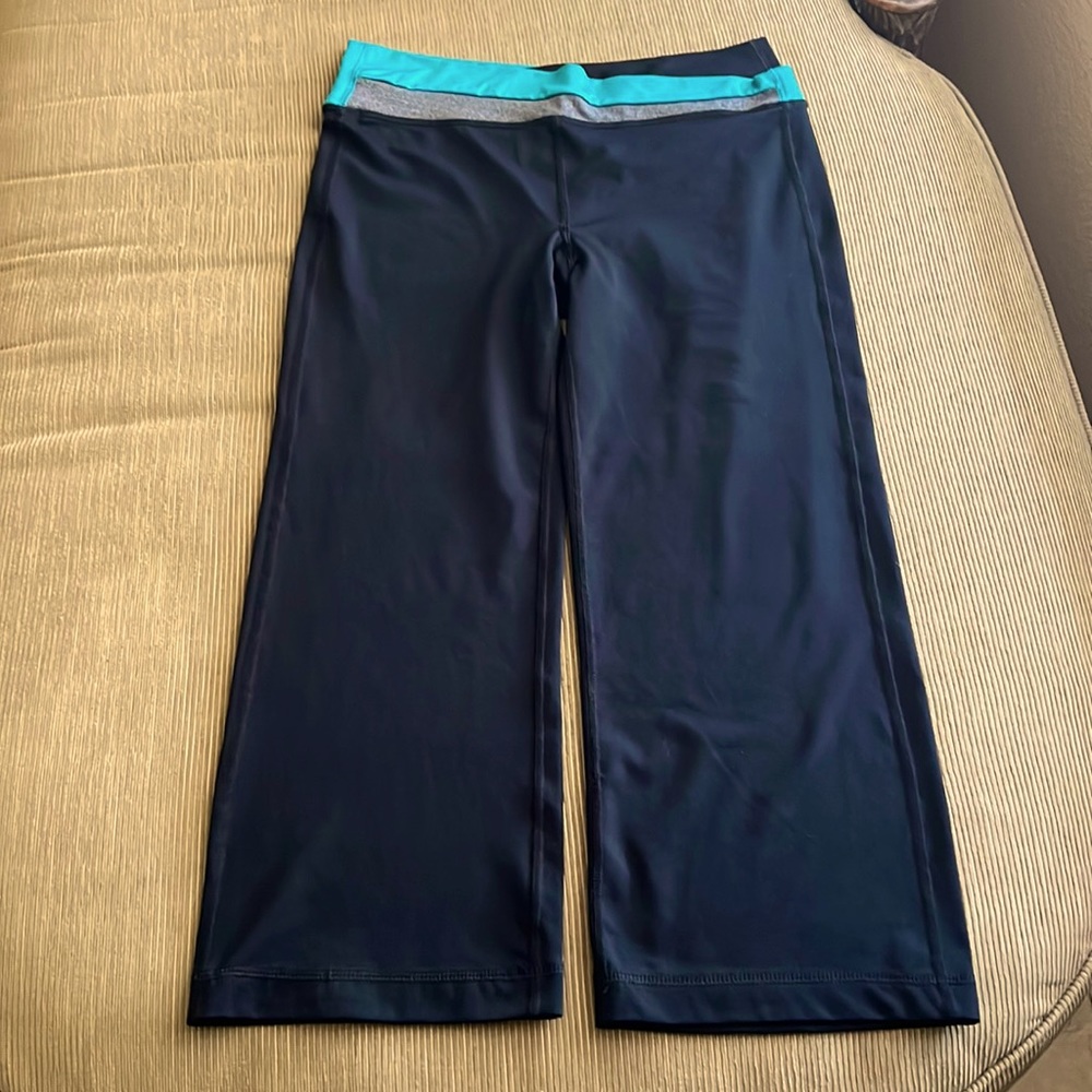 90• Degree sports, yoga cropped pants.